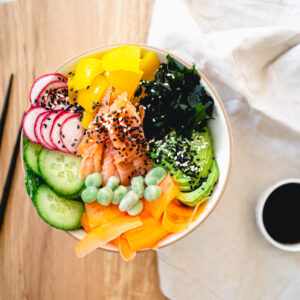 Poke bowl s uzeným lososem