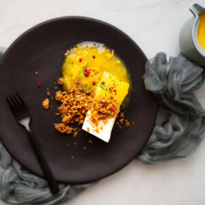 Panna cotta s mangovým pyré, karamelovým crumblem a pepřem