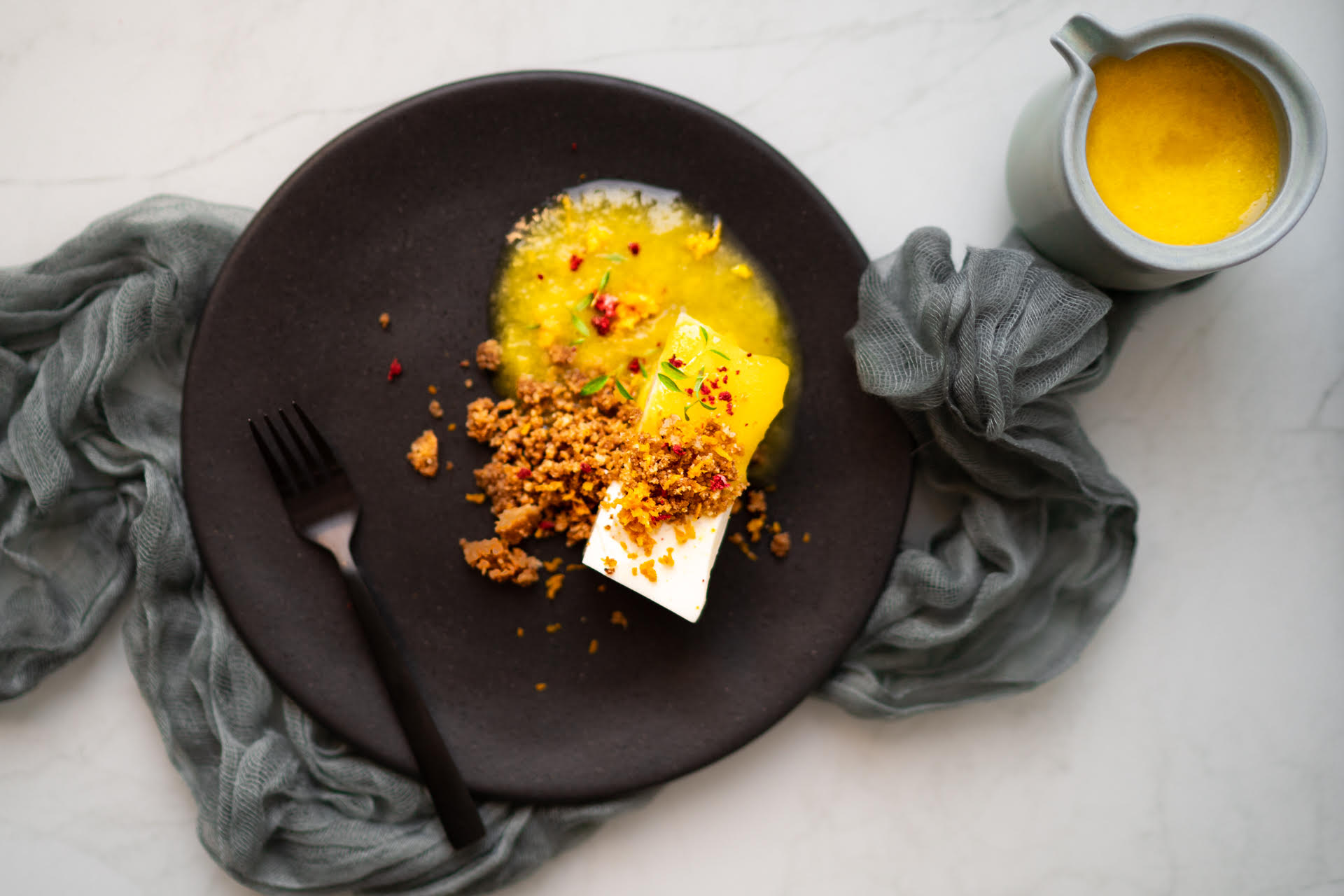 Panna cotta s mangovým pyré, karamelovým crumblem a pepřem